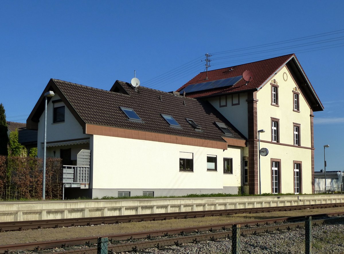 Sasbach am Kaiserstuhl, das ehemalige Bahnhofsgebude der Kaiserstuhlbahn, von der Gleisseite gesehen, Mrz 2017
