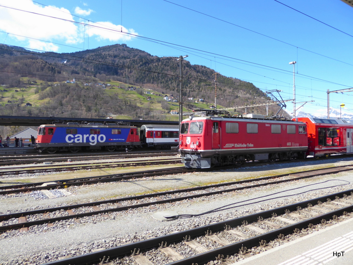 SBB / RhB - Lok 421 394-8 mit Zug und Ge 4/4 603 im Bahnhofsareal in Landquart am 26.03.2016