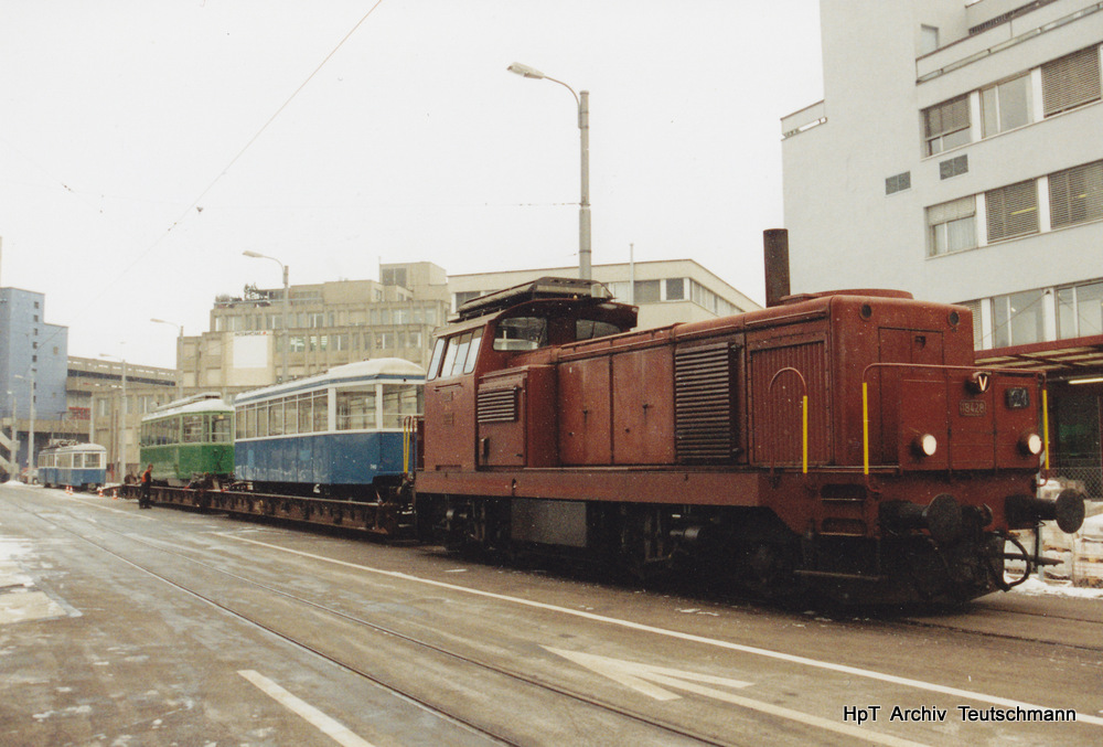 SBB / VBZ - Bm 4/4  18428 mit Beiwagen B 740 und Tram Be 4/4 1412 auf SBB Transportwagen unterwegs in Zürich am 05.01.1995 .. Flohmarktfund .. Archiv Teutschmann