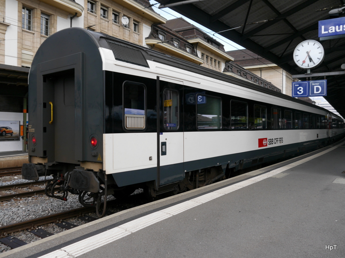SBB -  1 Kl. Personenwagen mit Personaldienstabteil AS 50 85 81-95 006-2 im Bahnhof Lausanne am 25.09.2017