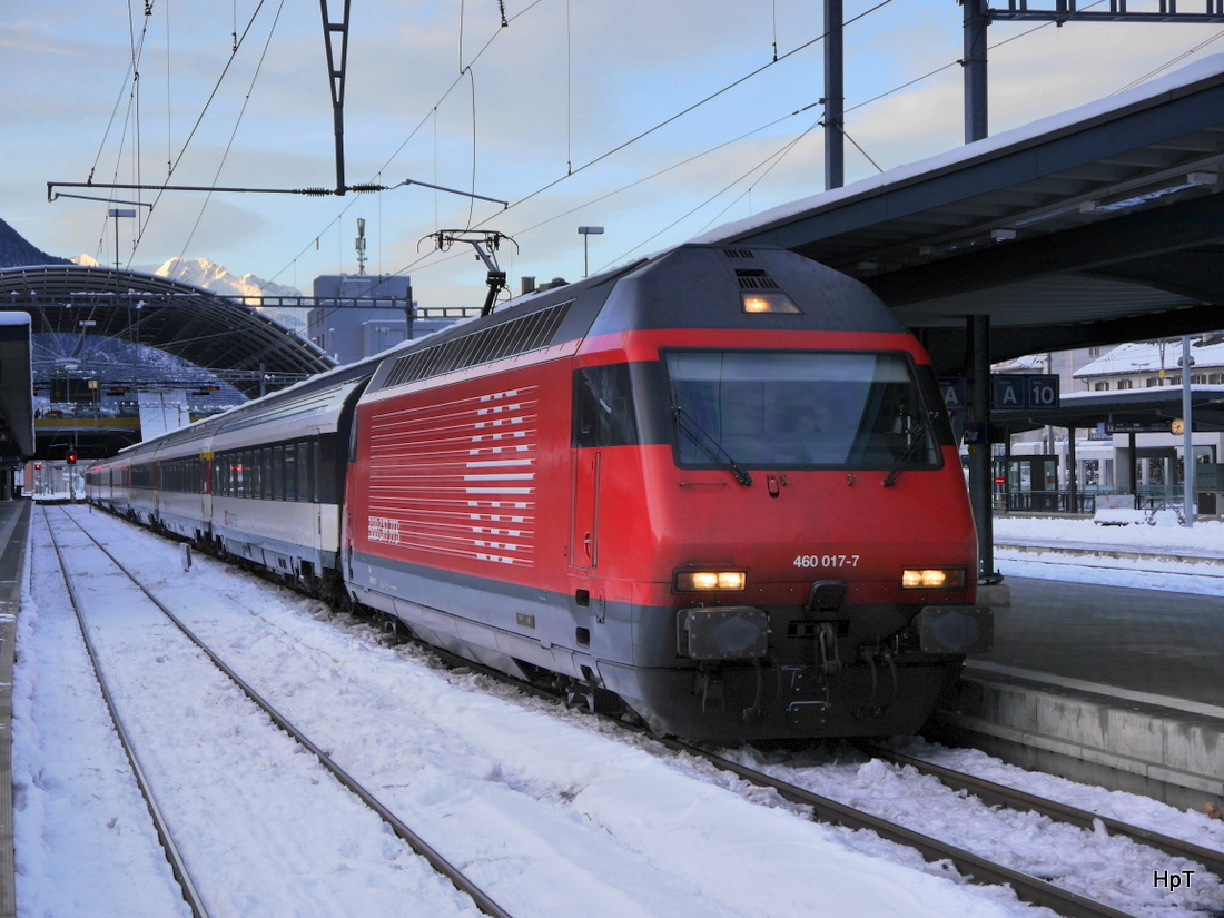 SBB - 460 017-7 mit IC nach Zürich im Bahnhof Chur am 02.01.2015