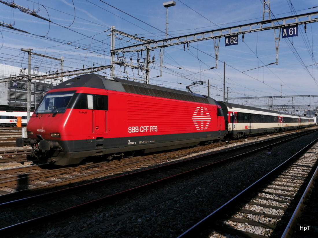 SBB - 460 025-0 als IC bei der einfahrt im Bahnhof Genf am 08.03.2015