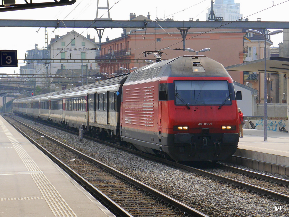 SBB - 460 059-9 mit RE nach Genf bei der einfahrt im Bahnhof von Montreux am 14.03.2015