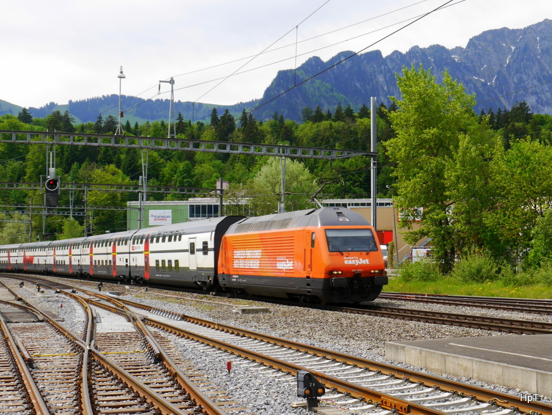 SBB - 460 063-1 mit IR in Richtung Thun unterwegs bei Gwatt am 14.05.2015