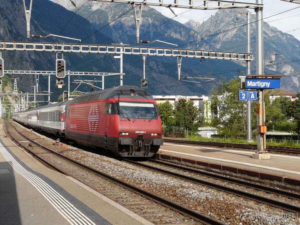 SBB - 460 082-1 mit IR von Genf nach Brig bei der einfahrt im Bahnhof von Martigny am 24.08.2013