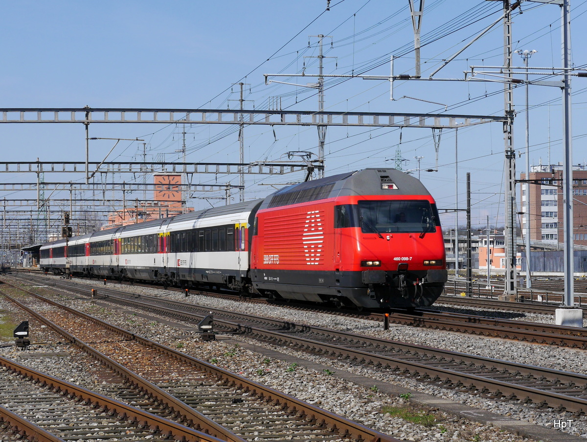 SBB - 460 098-7 mit Schnellzug bei der durchfahrt im Bahnhof Muttenz am 10.03.2017