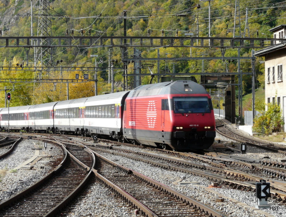 SBB - 460 112-6 mit IR bei der einfahrt im Bahnhof Brig am 25.10.2013