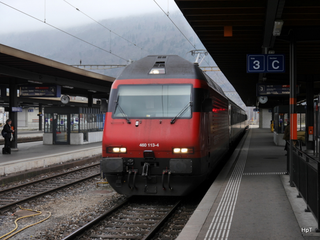 SBB - 460 113-4 mit RE im Bahnhof Biel am 24.01.2015