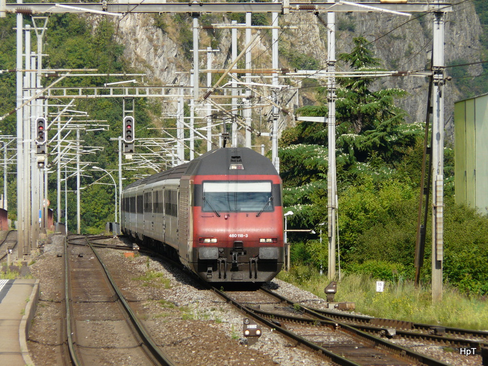 SBB - 460 118-3 vor IR von Genf nach Brig bei der einfahrt im Bahnhof von Martigny am 24.08.2013