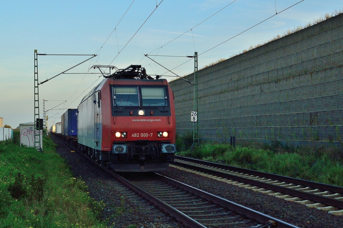 SBB 482 000-7 bei Allerheiligen in Richtung Neuss fahrend mit Tragwagen am 17.9.2014