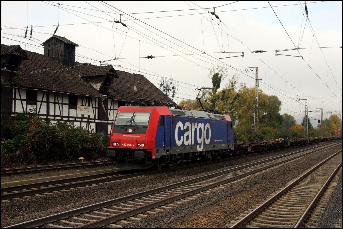 SBB 482045 Cargo fuhr am 26.10.2015 mit einem Containerzug Richtung Süden um 10.50 Uhr durch den Bahnhof Kreiensen.