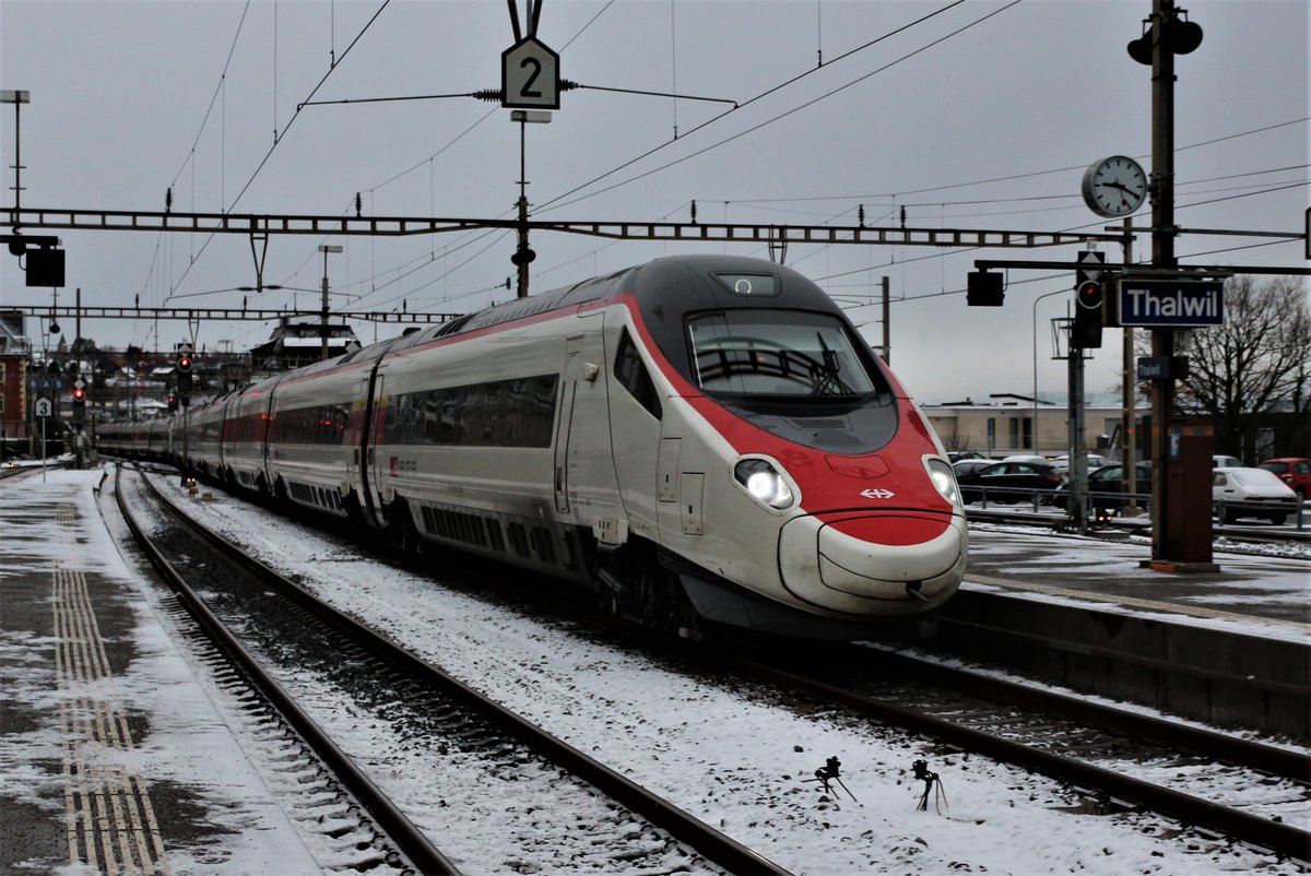 SBB: Ab dem Fahrplanwechsel vom 10. Dezember 2017 verkehren täglich ein Zugspaar als EC von/nach Zürich HB via Milano C. nach/von Venecia S. Lucia. Im Bild durchfahrt SBB ETR 610 110-2 (UIC 93 85 5 610 110-2)nach Venecia S. Lucia und SBB RABe 503 021-2 (UIC 93 95 1 503 021-2) bis nach Milano C. den Bahnhof Thalwil. Sonntag, 10. Dezember 2017