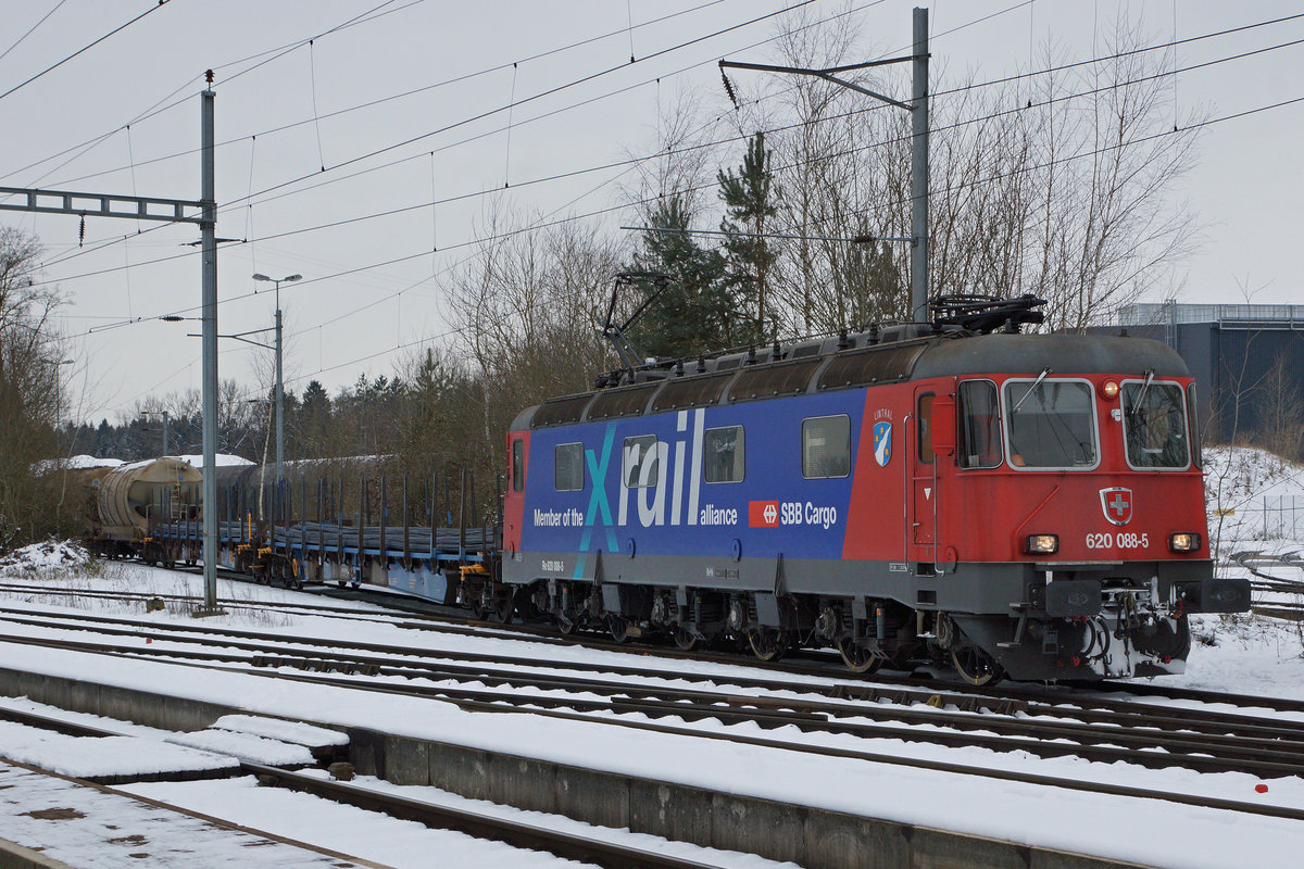 SBB: Am 16. Januar 2017 schaffte es wieder einmal die Xrail Re 620 088-5  Linthal  nach Gerlafingen, was der Bahnfotograf trotz schlechtem Wetter mit grosser Kälte und starker Bise genoss.
Foto: Walter Ruetsch