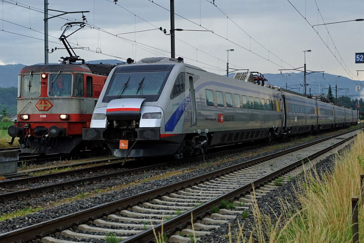 SBB: Am 27. Juni 2017 wurde der Rest des ETR 470 mit der Re 4/4II 11109 von Wiler via Burgdof-Bötzberg nach Kaiseraugst zur Verschrottung überführt.
Begegnung zwischen der Re 4/4II und dem ETR 470 in Wiler.  
Foto: Walter Ruetsch
