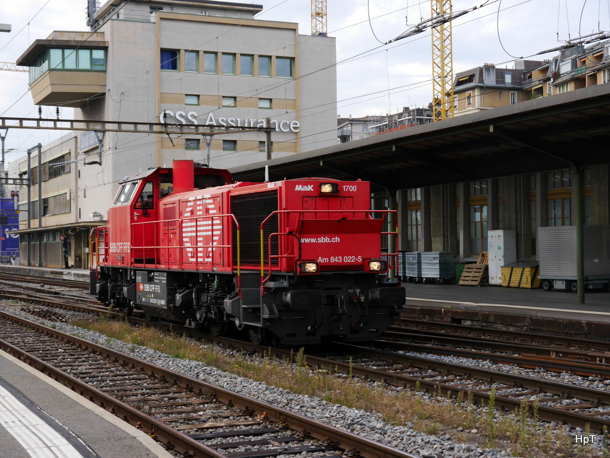 SBB - Am  843 022-5 unterwegs im Bahnhof Lausanne am 25.09.2017
