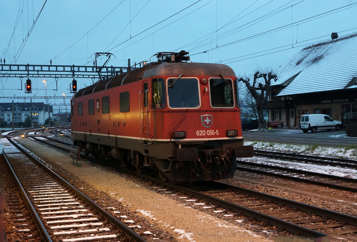 SBB: Am frühen Morgen des 2. Dezember 2017 wartete die Re 620 050-5 in Aarberg auf ihren nächsten Einsatz.
Foto: Walter Ruetsch 