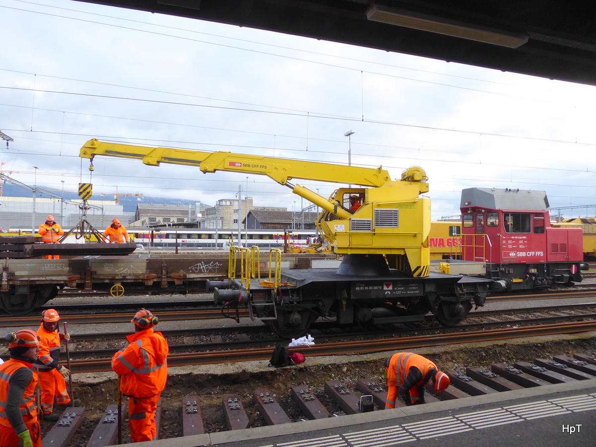 SBB - Bei der Arbeit der Kranwagen XTms 40 85 95 85 587-0 im Bahnhof von Yverdon les Bains am 10.02.2018