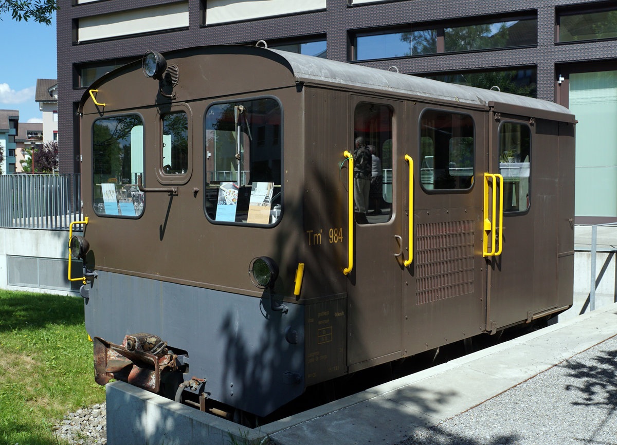 SBB Brünigbahn: Tm I 984 mit Baujahr 1966 als APART Zügli auf der kürzesten Eisenbahnstrecke der Schweiz vor einem Hotel in Rotkreuz am 10. Juni 2017.
Foto: Walter Ruetsch