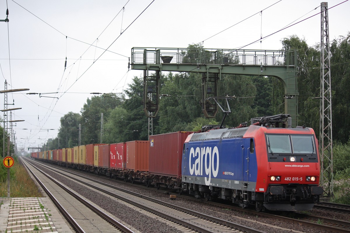 SBB Cargo 482 015 am 8.8.13 mit einem Containerzug in Dedensen-Gmmer.
