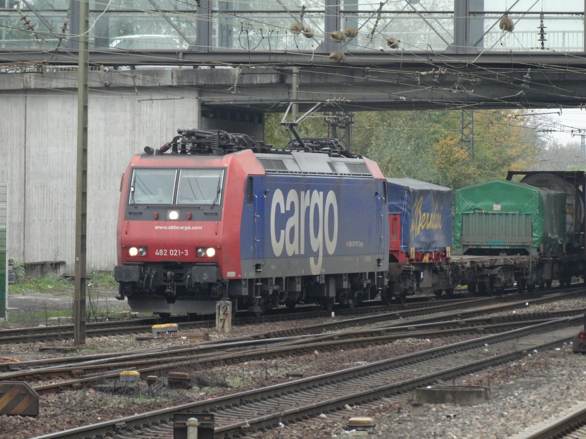 SBB Cargo 482 021-3 am 30.10.14 in Mainz Birschofsheim mit einen Güterzug 