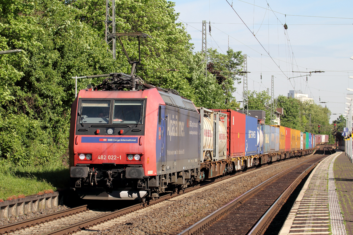 SBB Cargo 482 022-1 durchfährt Bonn-Beuel 17.5.2017