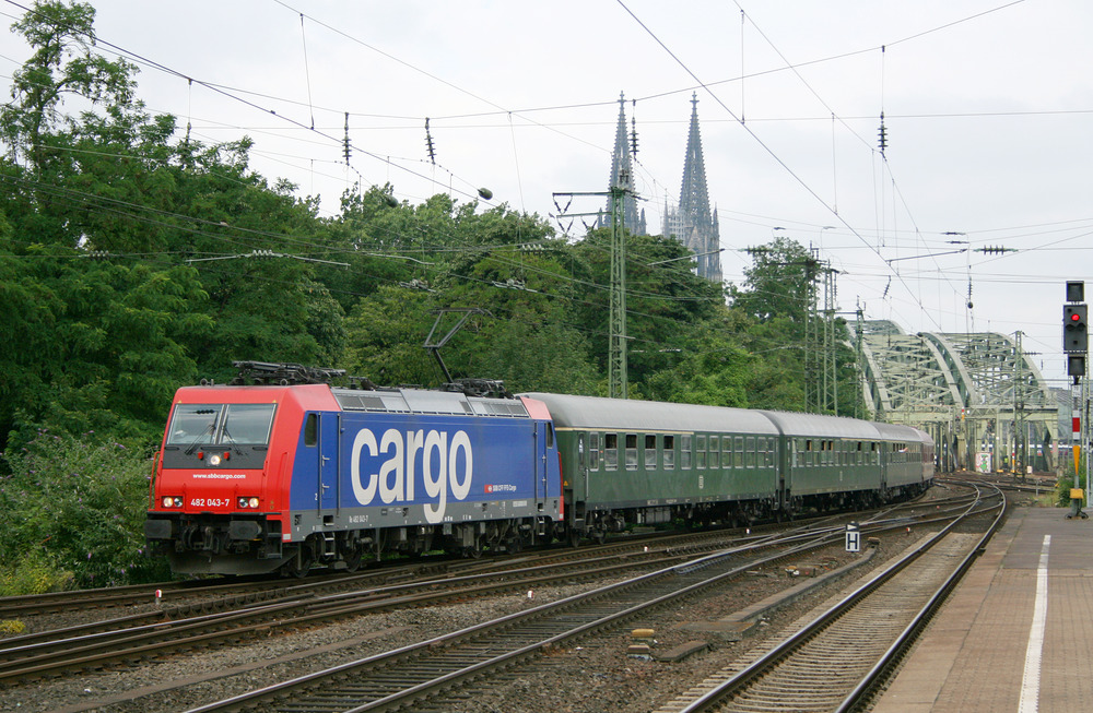 SBB Cargo 482 043 mit einem Sonderzug im Bahnhof Köln Messe / Deutz mit dem Kölner Dom im Hintergrund.
Datum der Aufnahme: 11. Juli 2009