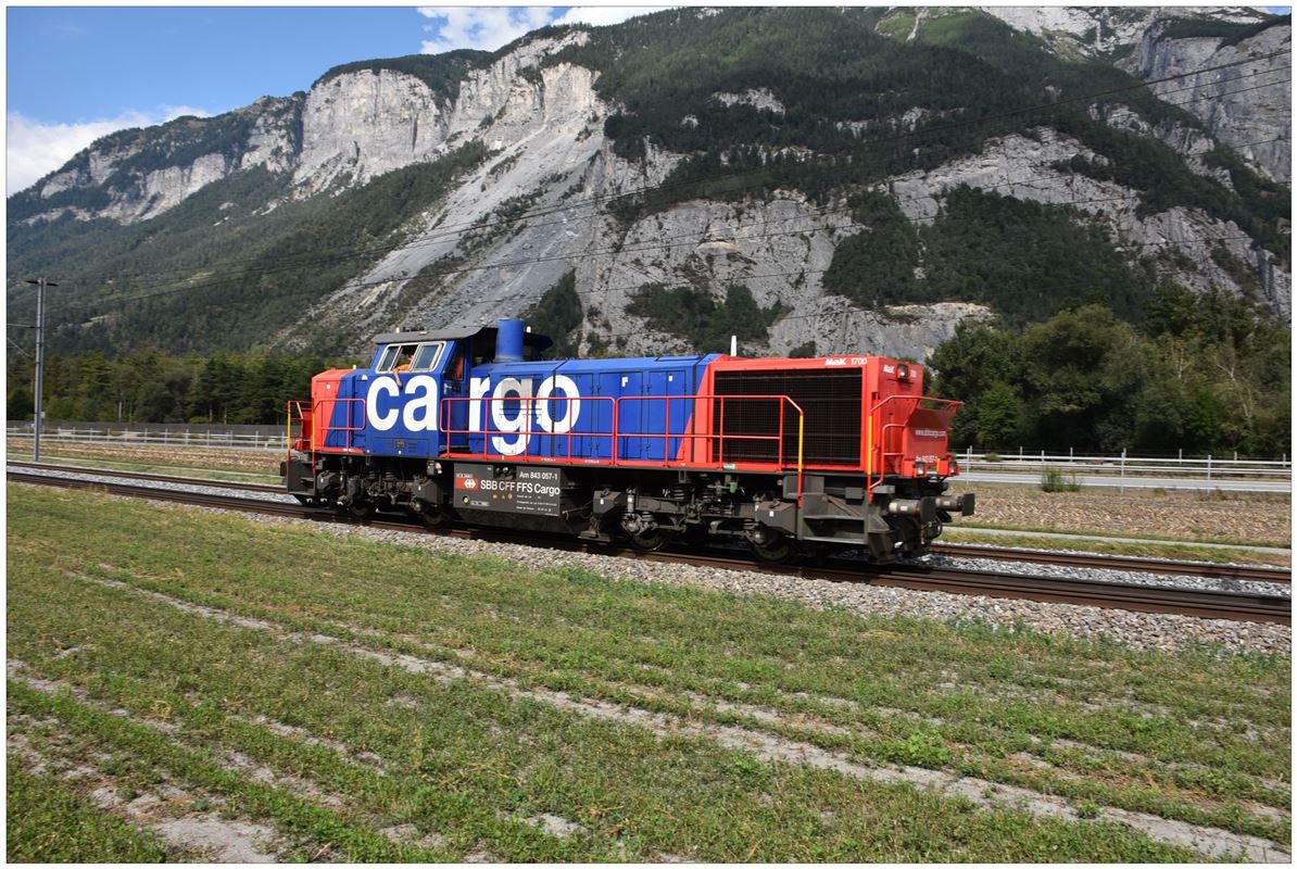 SBB Cargo Am 843 057-1 auf dem Dreischienengleis bei Felsberg. (06.09.2018)