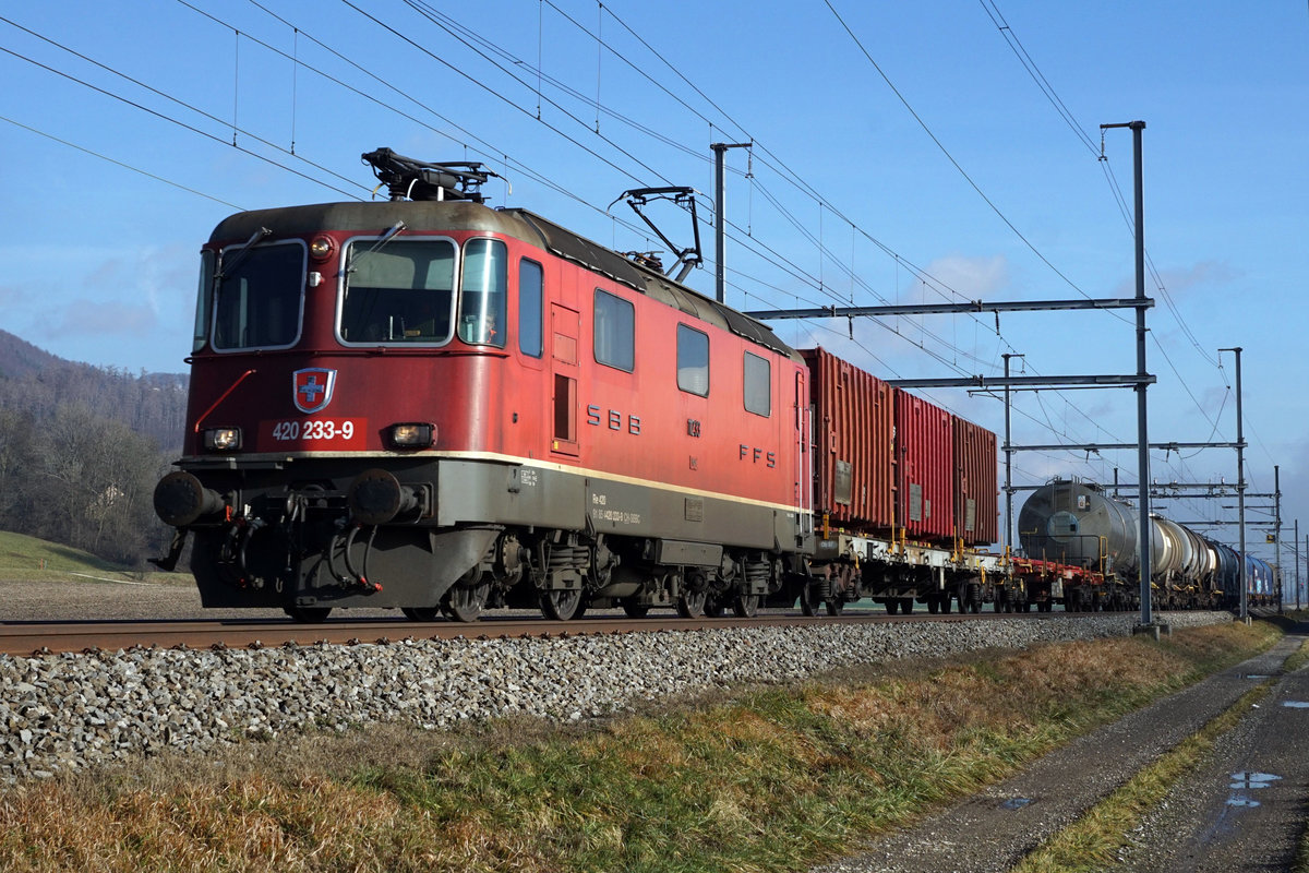 SBB CARGO Re 420 233-9 mit einem gemischten Güterzug bei Oensingen unterwegs am 15. Januar 2019.
Foto: Walter Ruetsch