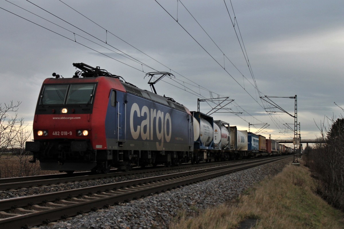 SBB Cargo Re 482 018-9 am 06.01.2014 mit einem gemischten Containerzug bei der Vorbeifahrt bei Hügelheim gen Süden.