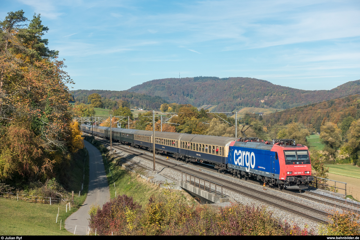 SBB Cargo Re 482 019, vermietet an Widmer Rail Service, mit dem Centralbahn-Sonderzug für die Fans von Bayer 04 Leverkusen zum Auswärtsspiel in der Europa League gegen den FC Zürich am 25. Oktober 2018 bei Zeihen.