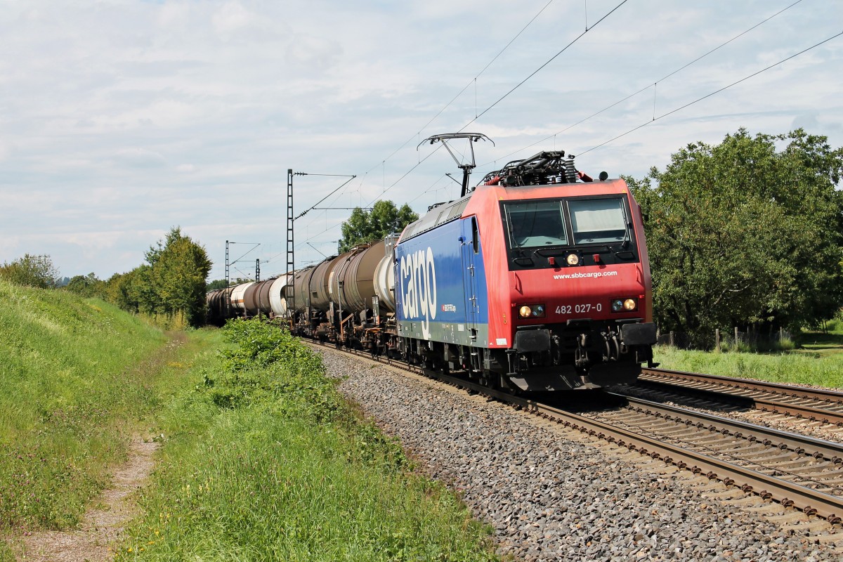 SBB Cargo Re 482 027-0 fuhr am 08.08.2014 mit dem BASF-Zug (Ludwigshafen (Rhein) Rbf - Basel SBB Rbf) bei Kollmarsreute in Richtung Freiburg.