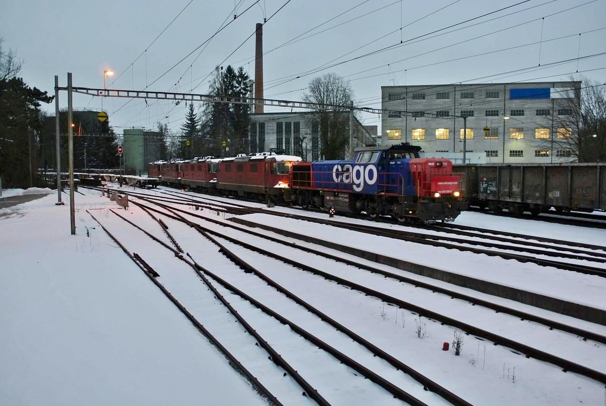 SBB Cargo stellt aktuell diverse berzhlige Re 4/4 II an verschiedenen Standorten ab. Am 18.01.2017 berfhrte die Am 843 058-9 die Re 420 11183, 11237, 11311 und 11315 von Solothurn zum Abstellort in die ehemalige Papierfabrik in Biberist.