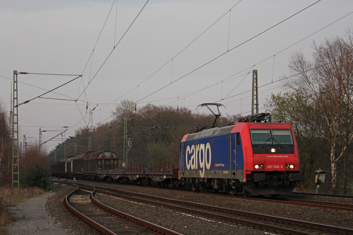 SBB Cargo/HSL 482 046 am 28.3.14 mit einem leeren Stahlwagenzug in Sythen.