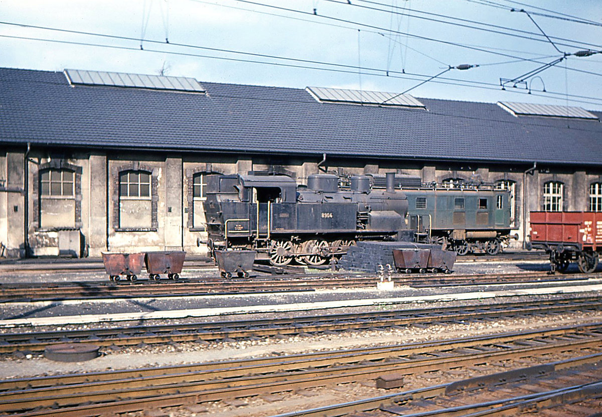 SBB Dampflok E 4/4: Die Loks der Serie 8901 bis 8917 waren Umbauten (1930-33) aus Schlepptenderloks von 1907-1912. Ausgemustert 1959-1967. Im Bild Lok 8904 in Basel SBB, 31.März 1967. 