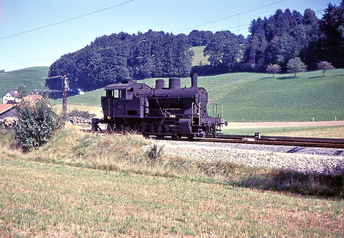 SBB Dampflok E 4/4: Lok 8854 wartet auf Abbruch in Thörishaus bei Bern, 7.September 1966. Leider ist keine E 4/4 erhalten geblieben. 