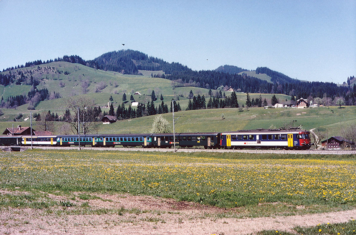 SBB: Der heutige RE Bern-Luzern im Juli 1999 noch mit einem nicht erkennbaren RBe 4/4 im Luzerner Hinterland unterwegs nach Luzern.
Foto: Walter Ruetsch