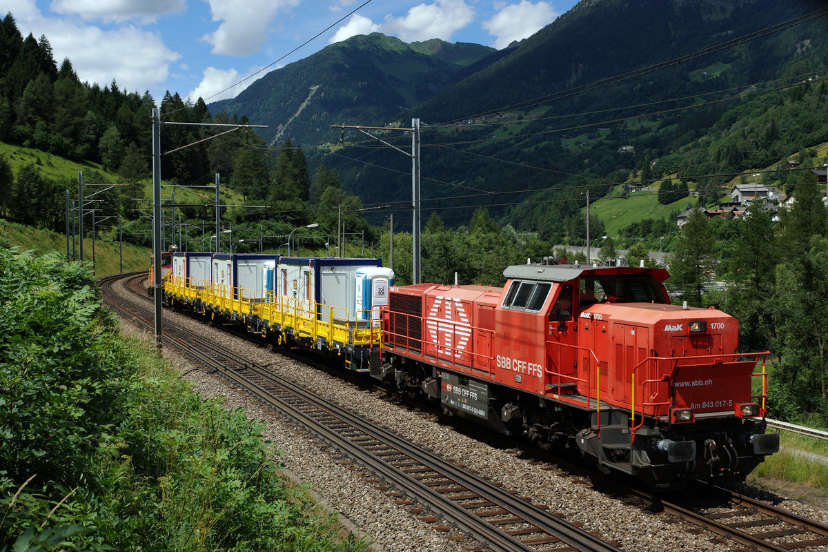SBB: Dienstzug bestehend aus der Am 843 017-5 und neuen gelben Wagen auf der der Gotthard-Südrampe unterwegs am 28. Juli 2016.
Foto: Walter Ruetsch