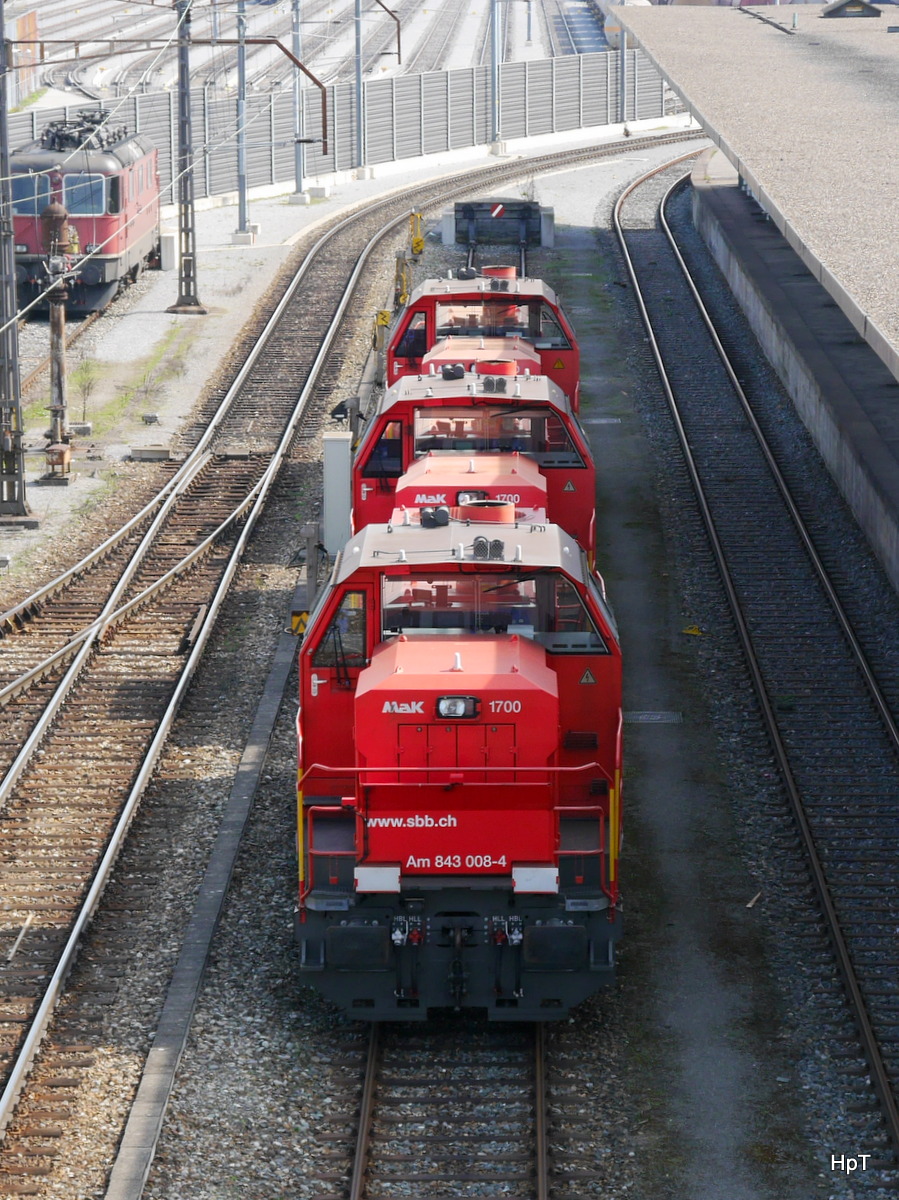 SBB - Div. Am 843 an der Spitze die Am 843 008-4 im Güterbahnhof von Muttenz am 26.03.2017 