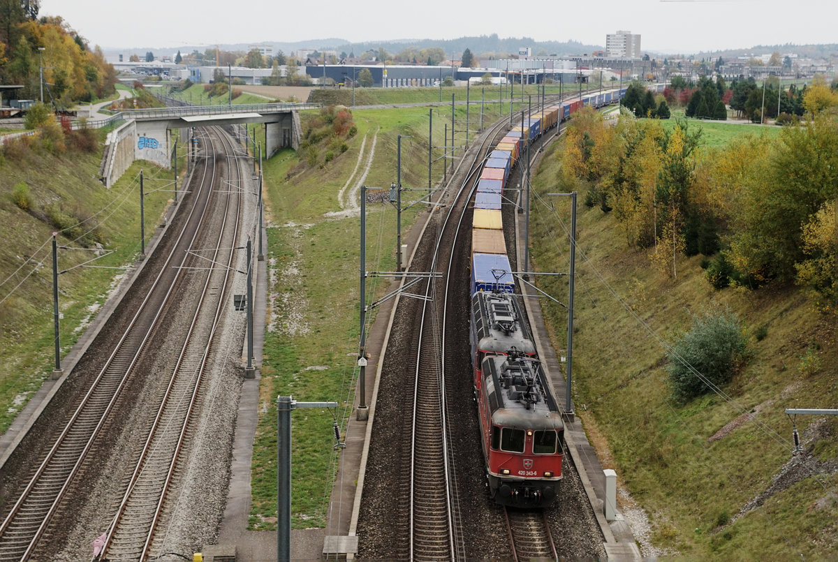 SBB: Eine Re 10/10 mit einem sehr langen Containerzug auf der Durchfahrt beim Güterbahnhof Langenthal am 20. Oktober 2017.
Foto: Walter Ruetsch  