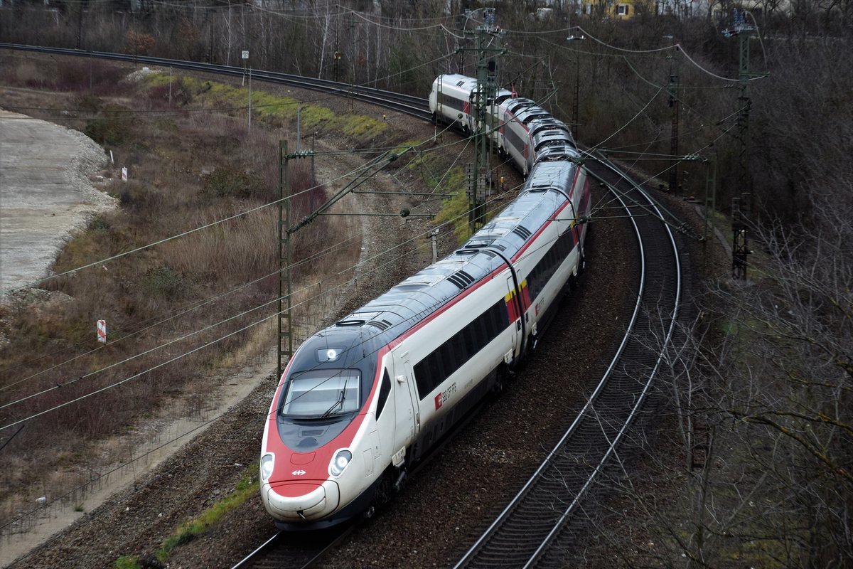 SBB ETR 610 fährt von Frankfurt kommend am 31.12.2017 bei Haltingen in Richtung Basel.