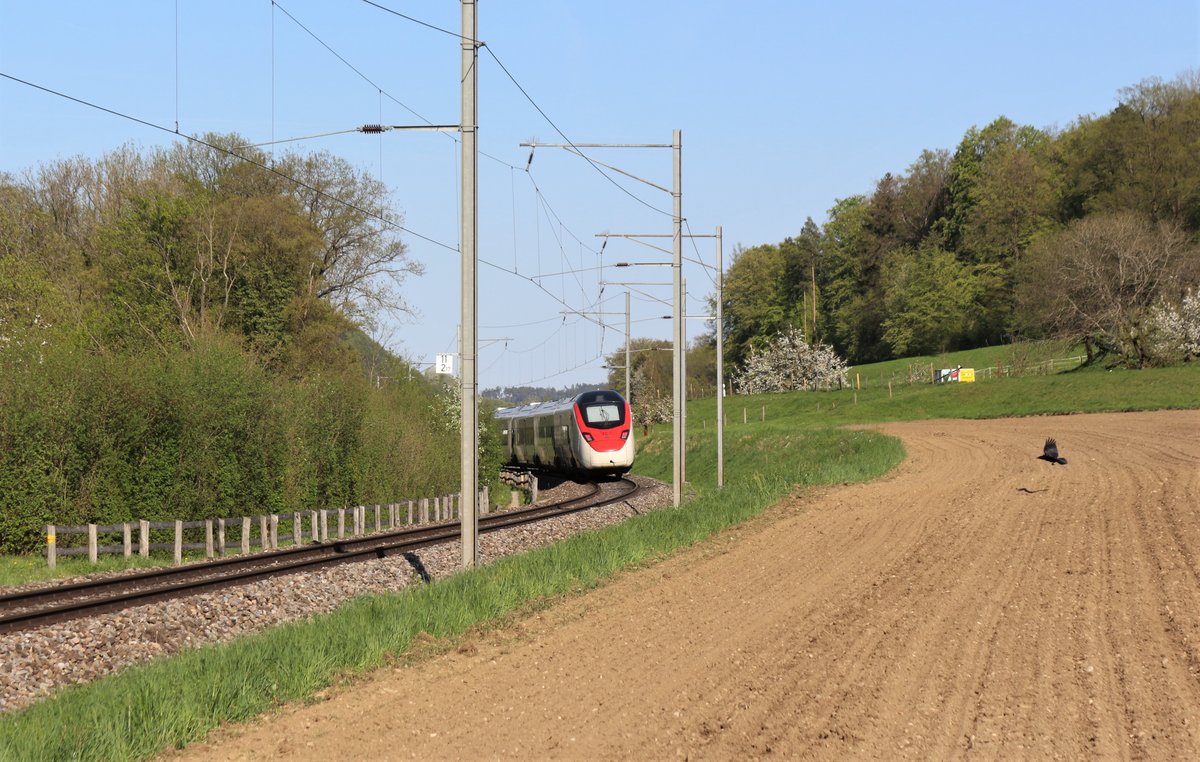 SBB  Giruno  RABe 501 002  Kanton Uri  unterwegs am 20. April 2018 zwischen Embrach-Rorbas und Pfungen. Speziell an diesem Giruno ist, dass dieser verkürzt wurde und 10-teilig statt 11-teilig ist.
