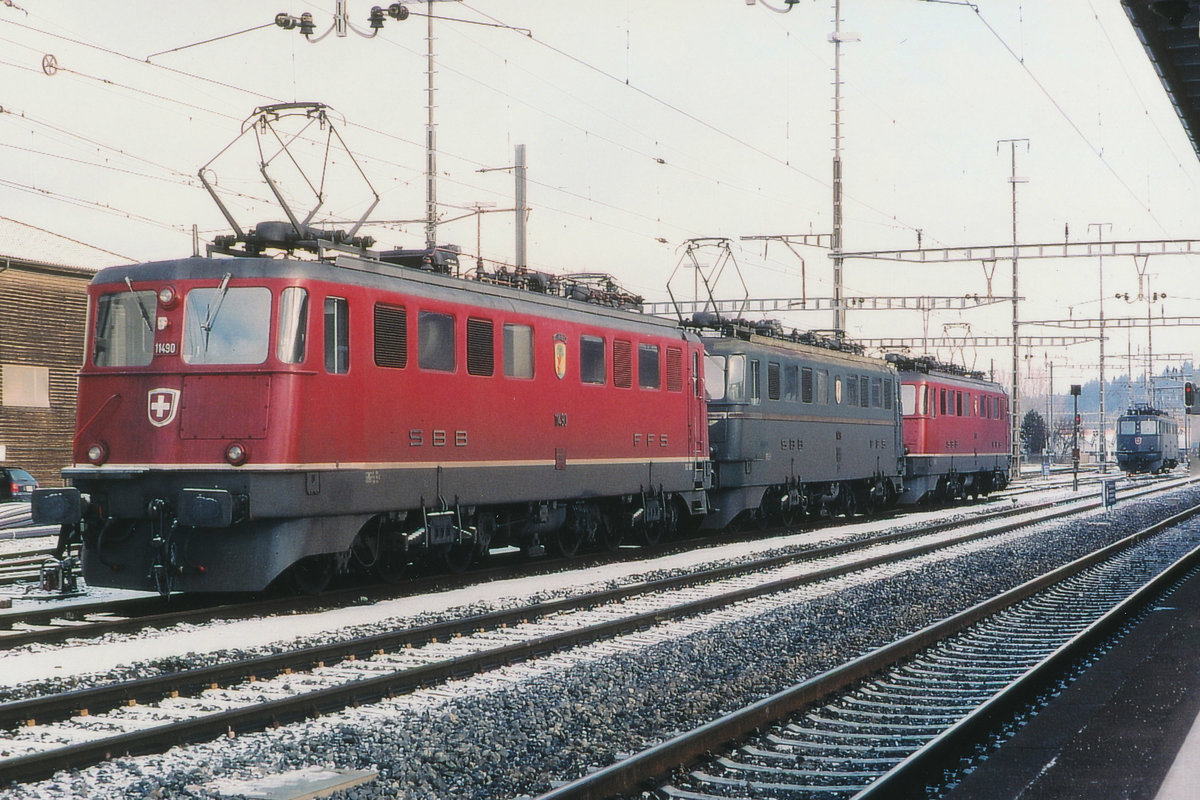SBB: Gleich vier Ae 6/6 warteten an einem Morgen des Februars 2001 im Bahnhof Langenthal auf ihren nächsten Einsatz. Erkennbar sind Ae 6/6 11490 Rotkreuz sowie Ae 6/6 11421 Kanton Graubünden.
Foto: Walter Ruetsch