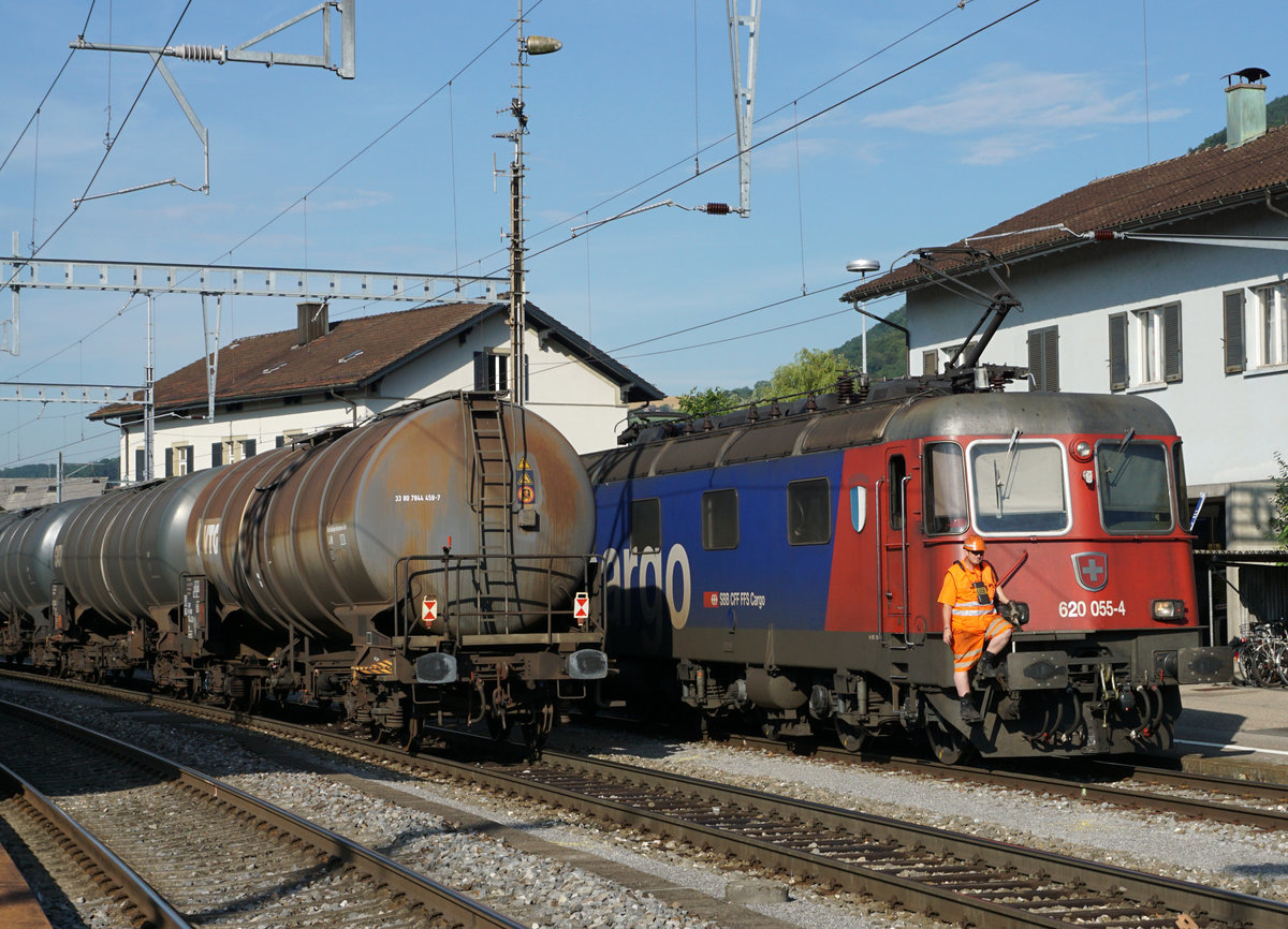 SBB: Grosser Bahnhof Oensingen.
Am frühen Morgen des 18. Juli 2017 brachte die Re 620 055-4 Cossonay den Ölzug ab Antwerpen nach Oensingen.
Für die Rangierfahrt nach Niederbipp zur Übergabe an die ASm musste der Ölzug in Oensingen umfahren werden.
Foto: Walter Ruetsch