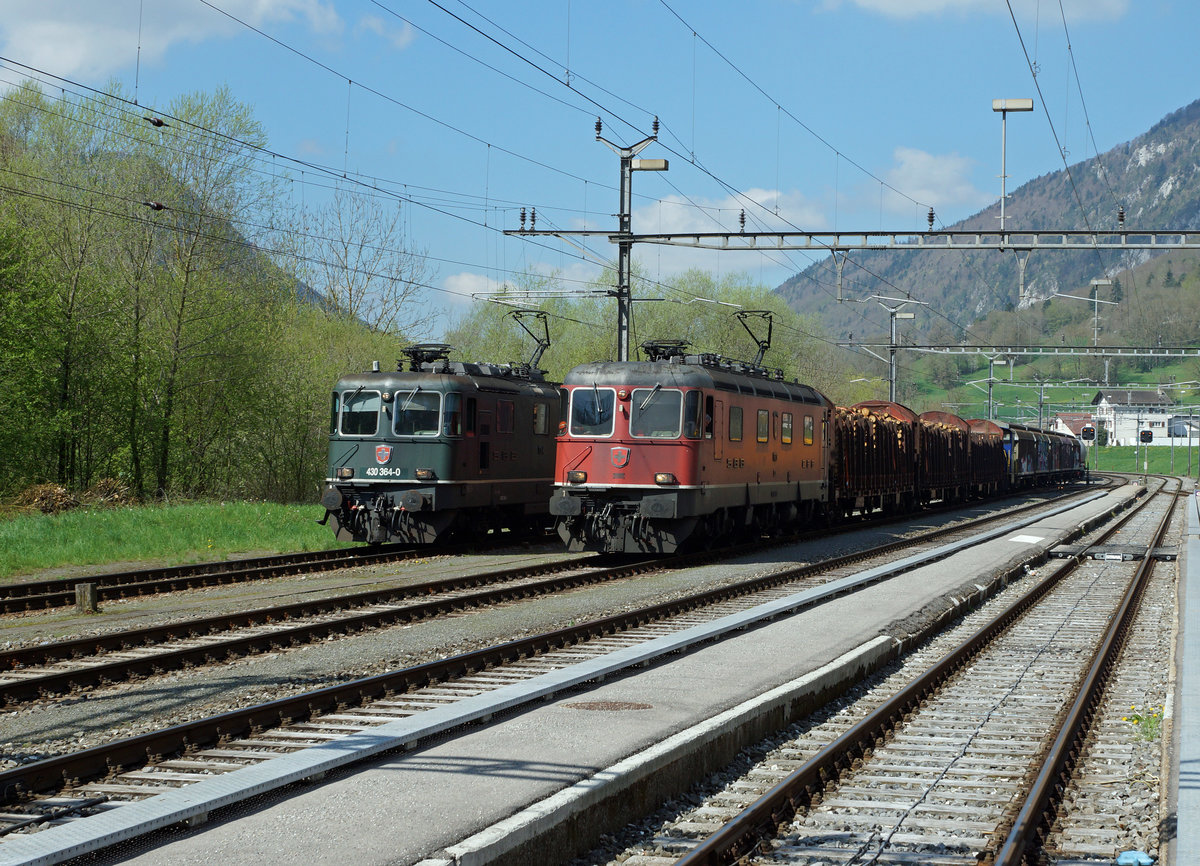 SBB: Güterzüge mit Re 430 364-0 und Re 6/6 11603  WÄDENSWIL  kurz vor der Abfahrt nach Biel in Reuchenette-Péry am 19. April 2016.
Foto: Walter Ruetsch 
