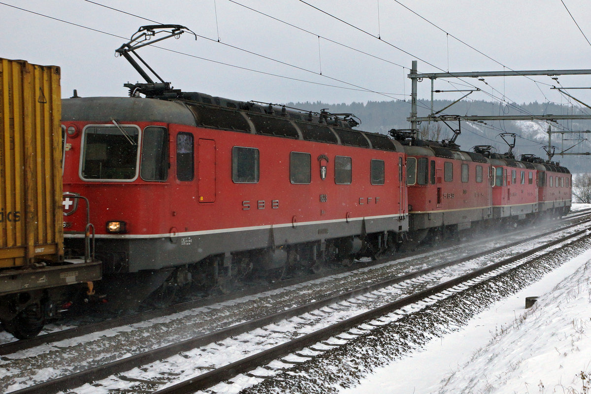 SBB: Güterzug bei Bettenhausen mit einer Re 20/20 am 17. Januar 2017. In diesem Güterzug eingereiht waren die die Re 6/6 11670  Affoltern am Albis  und die Re 6/6 11668  Stein Säckingen .
Foto: Walter Ruetsch