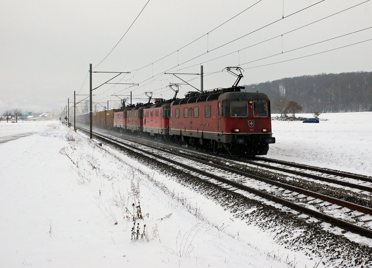 SBB: Güterzug bei Bettenhausen mit einer Re 20/20 am 17. Januar 2017. An der Spitze des Zuges eingereiht war die Re 6/6 11670  Affoltern am Albis  eingereiht.
Foto: Walter Ruetsch