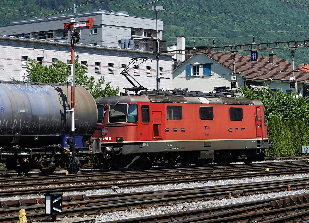 SBB: Güterzug mit der Re 4/4 II 11275 beim Verlassen des RB Biel am 7. Mai 2018.
Foto: Walter Ruetsch