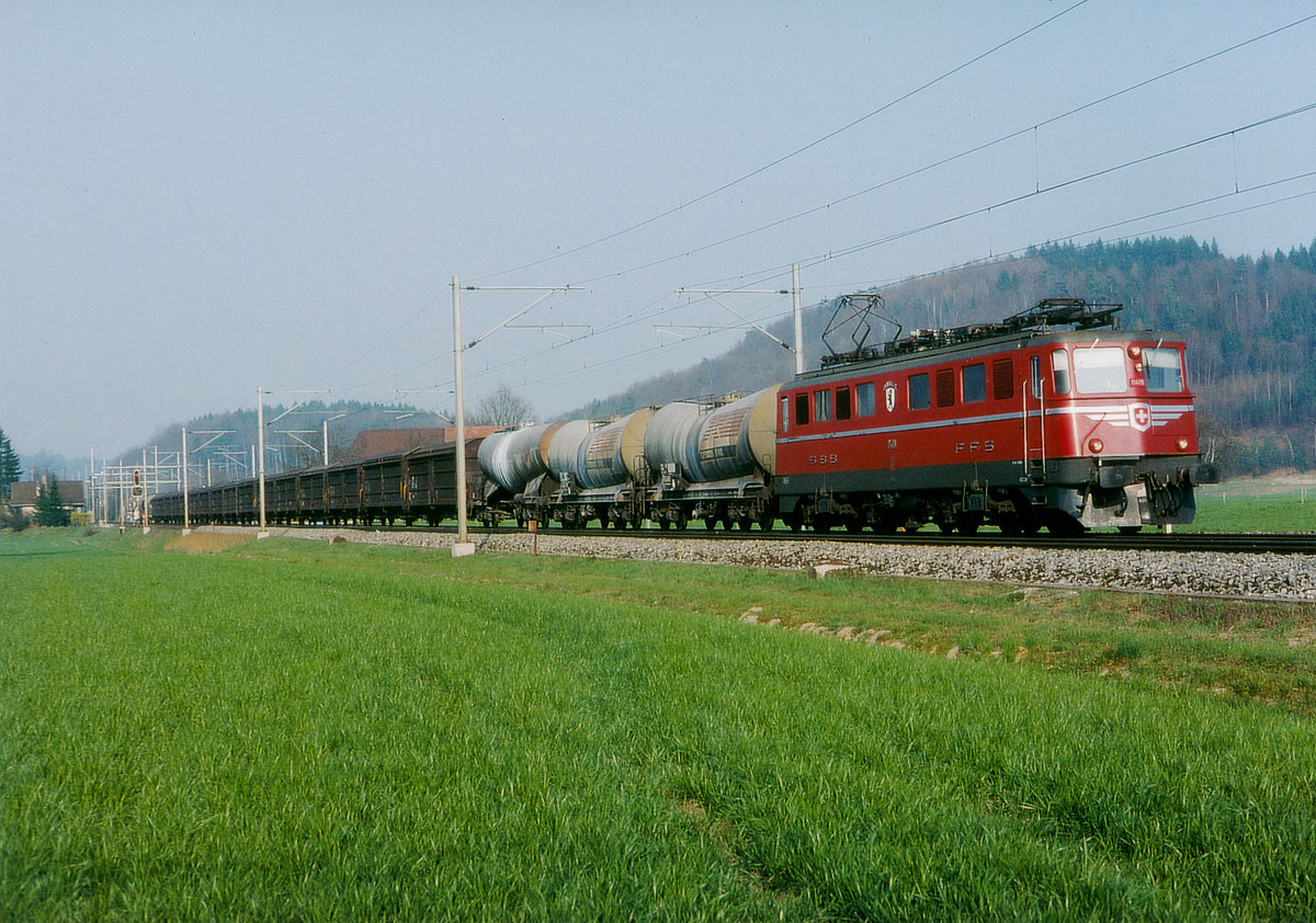 SBB: Güterzug zwischen Wangen an der Aare und Deitingen im Juli 1996 mit der Ae 6/6 11419 APPENZELL I. RH.
Foto: Walter Ruetsch