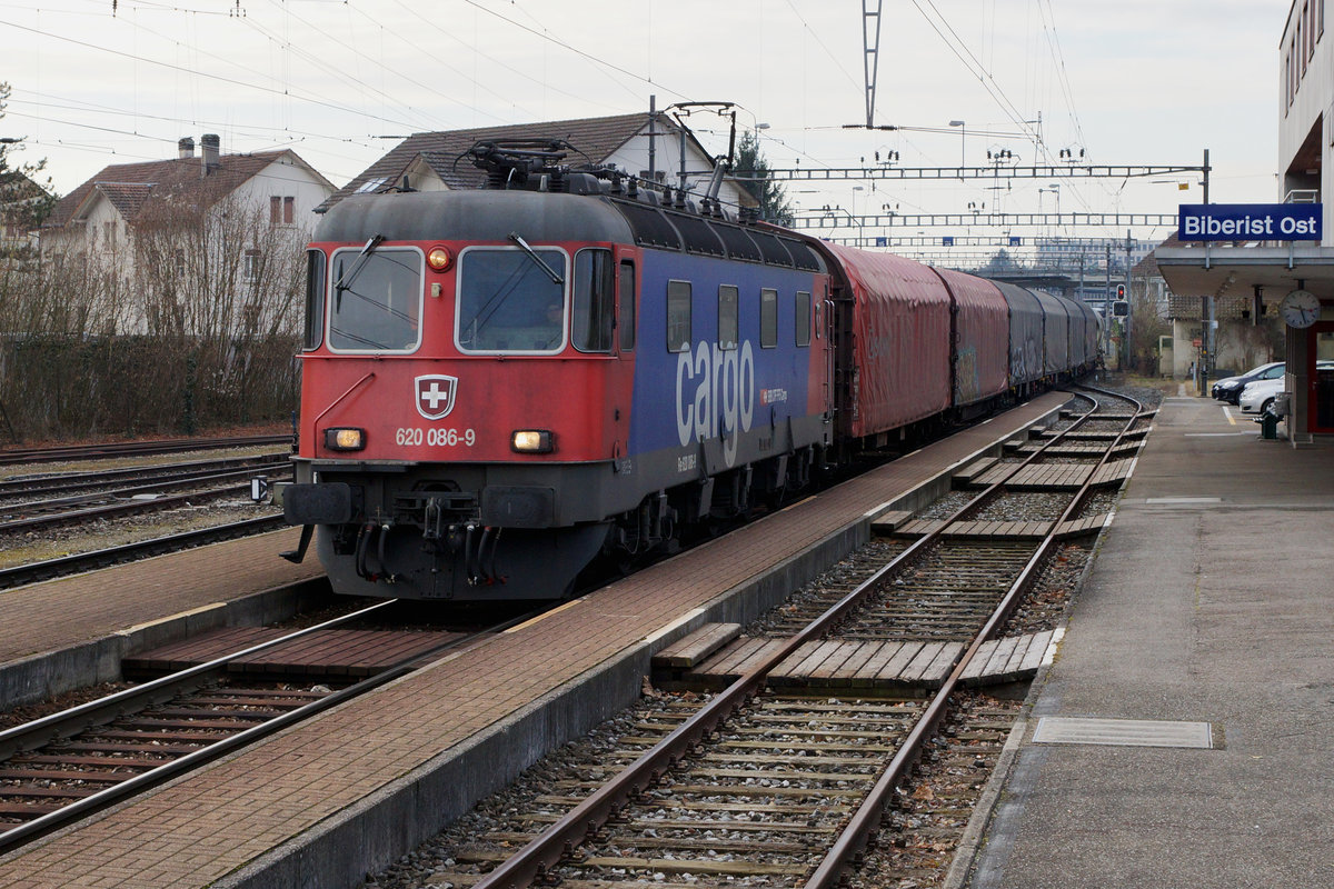 SBB: Güterzugsdurchfahrt in Biberist Ost vom 20. Februar 2017 mit der Re 620 086-9 Hochdorf.
Foto: Walter Ruetsch