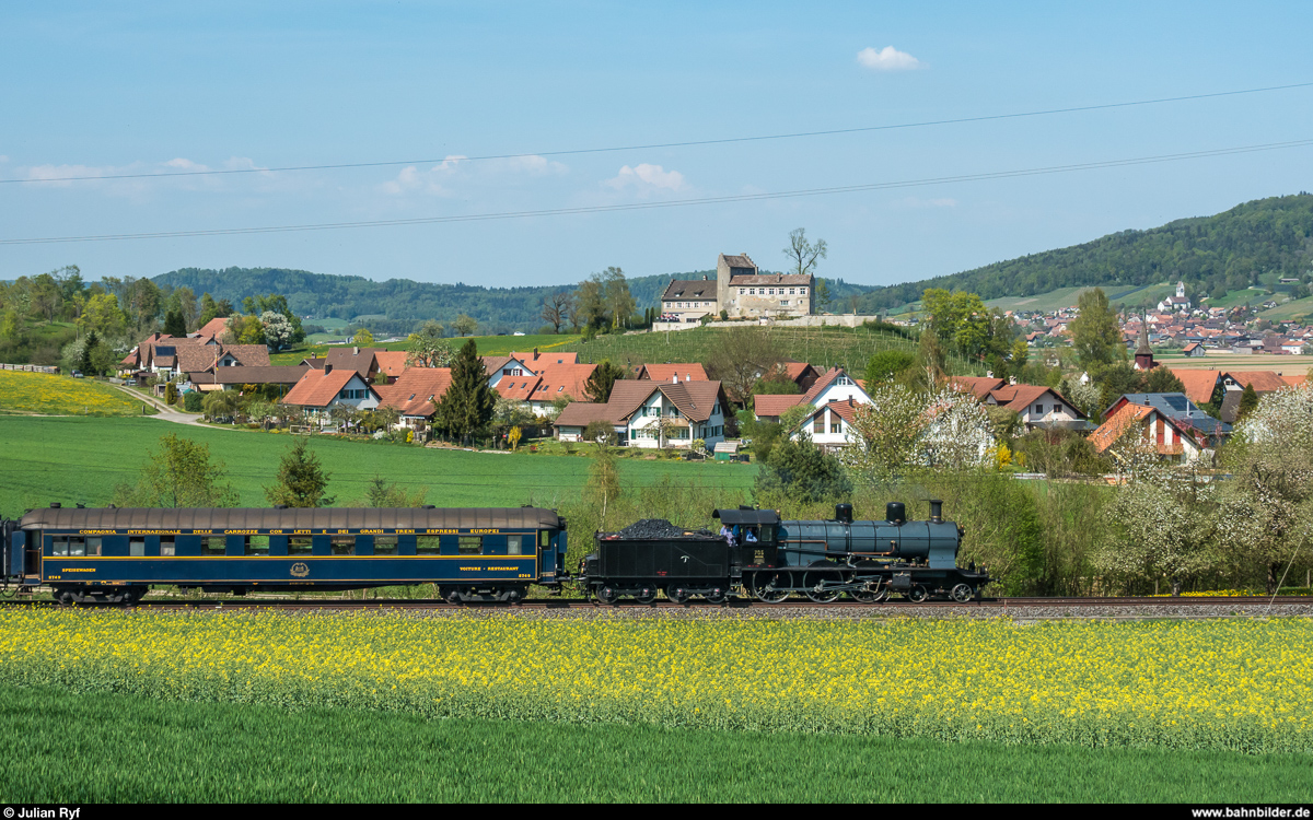 SBB Historic A 3/5 705 mit Sonderzug am 21. April 2018 bei Waltalingen. Die Lok übernahm den Sonderzug in Winterthur Töss von der C 5/6 2978 und führte ihn nach Etzwilen. Die C 5/6 darf diese Strecke nicht befahren, da sie zu schwer ist für die Thurbrücke Ossingen.